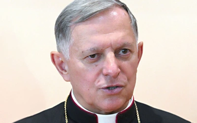 Abp Mieczysław Mokrzycki urodził się w roku 1961 w Majdanie Lipowieckim – dzisiaj w powiecie lubaczowskim, niedaleko granicy z Ukrainą, na terenie przedwojennej archidiecezji lwowskiej, która po wojnie, do roku 1992, funkcjonowała jako administracja apostolska w Lubaczowie. Studiował na Katolickim Uniwersytecie Lubelskim, a potem w Rzymie na Angelicum, czyli Papieskim Uniwersytecie św. Tomasza. Od 1996 roku był drugim osobistym sekretarzem Jana Pawła II, a potem od 2005 do 2007 Benedykta XVI. Następnie zos…