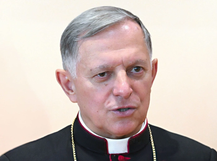 Abp Mieczysław Mokrzycki urodził się w roku 1961 w Majdanie Lipowieckim – dzisiaj w powiecie lubaczowskim, niedaleko granicy z Ukrainą, na terenie przedwojennej archidiecezji lwowskiej, która po wojnie, do roku 1992, funkcjonowała jako administracja apostolska w Lubaczowie. Studiował na Katolickim Uniwersytecie Lubelskim, a potem w Rzymie na Angelicum, czyli Papieskim Uniwersytecie św. Tomasza. Od 1996 roku był drugim osobistym sekretarzem Jana Pawła II, a potem od 2005 do 2007 Benedykta XVI. Następnie zos…