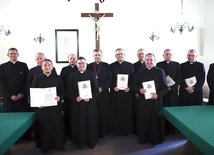 Dekrety  na swoje pierwsze parafie w roli administratorów i wikariuszy kapłani otrzymali bezpośrednio  od biskupa. 