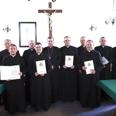Dekrety  na swoje pierwsze parafie w roli administratorów i wikariuszy kapłani otrzymali bezpośrednio  od biskupa. 