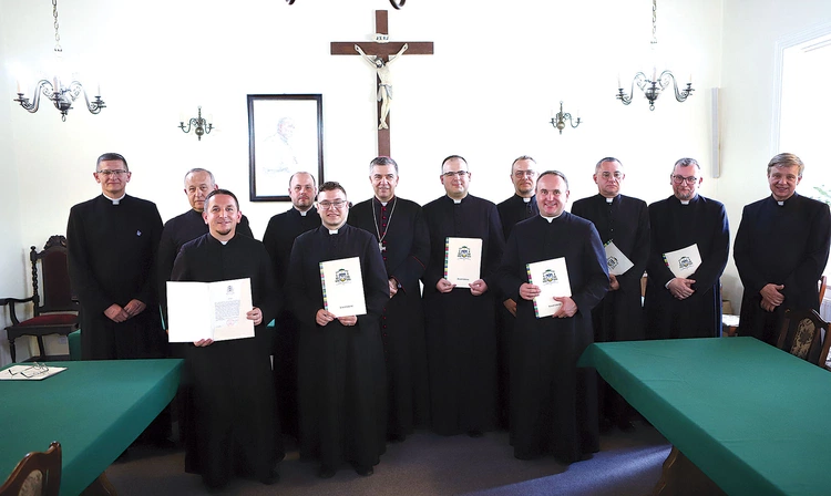 Dekrety  na swoje pierwsze parafie w roli administratorów i wikariuszy kapłani otrzymali bezpośrednio  od biskupa. 