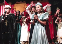 Finałowa  scena przedstawienia. Co ciekawe, teatr dzieci zainspirował rodziców  i od niedawna oni też tworzą spektakle!