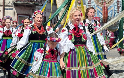 Wierni, nie tylko z Łowicza, przyszli w strojach ludowych. 