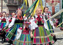 Wierni, nie tylko z Łowicza, przyszli w strojach ludowych. 
