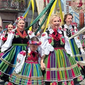 Wierni, nie tylko z Łowicza, przyszli w strojach ludowych. 