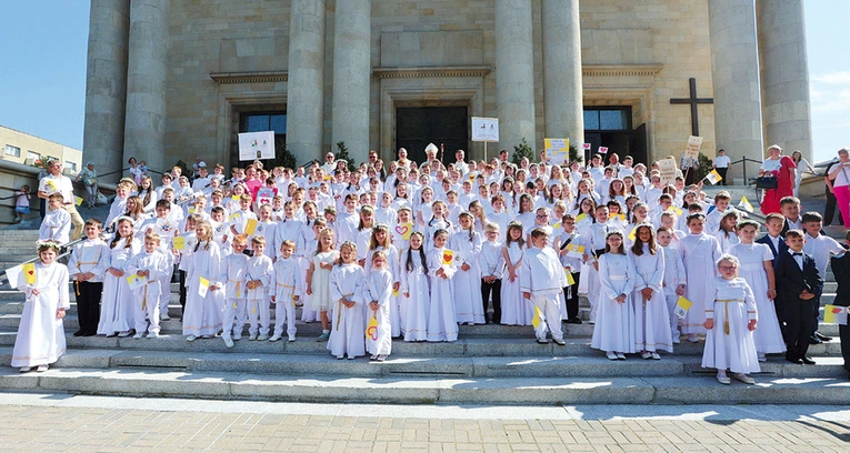 Wspólne zdjęcie uczestników na schodach katedry Chrystusa Króla.