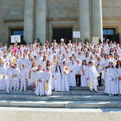 Wspólne zdjęcie uczestników na schodach katedry Chrystusa Króla.
