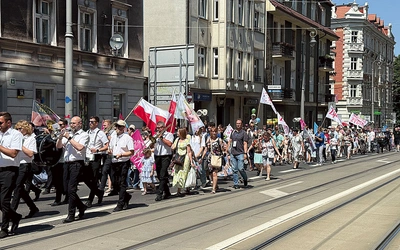 Uczestnicy  przeszli ulicami Katowic z katedry Chrystusa Króla do Parku Kościuszki. Towarzyszyła im orkiestra górnicza. 