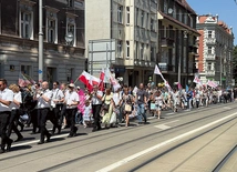 Uczestnicy  przeszli ulicami Katowic z katedry Chrystusa Króla do Parku Kościuszki. Towarzyszyła im orkiestra górnicza. 