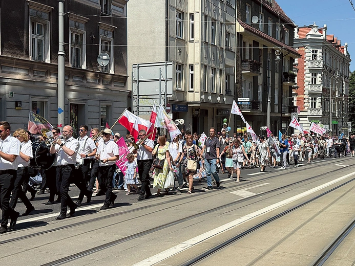 Uczestnicy  przeszli ulicami Katowic z katedry Chrystusa Króla do Parku Kościuszki. Towarzyszyła im orkiestra górnicza. 