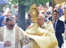  – W tej procesji wyrażamy Bogu dziękczynienie za wszystkie dary, które otrzymujemy, które sprawiają, że stajemy się bardziej Jego uczniami – mówił abp Józef Górzyński.