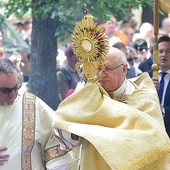  – W tej procesji wyrażamy Bogu dziękczynienie za wszystkie dary, które otrzymujemy, które sprawiają, że stajemy się bardziej Jego uczniami – mówił abp Józef Górzyński.