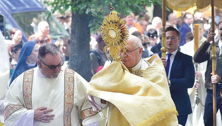  – W tej procesji wyrażamy Bogu dziękczynienie za wszystkie dary, które otrzymujemy, które sprawiają, że stajemy się bardziej Jego uczniami – mówił abp Józef Górzyński.