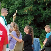 Spotkania adresowane do młodzieży mają liczne grono zwolenników. To czas na bycie we wspólnocie, ale także modlitwę, która potrafi poruszyć do głębi.