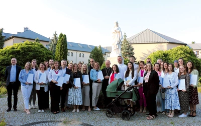 Absolwenci z bp. Markiem Solarczykiem i ks. Krzysztofem Bochniakiem. 