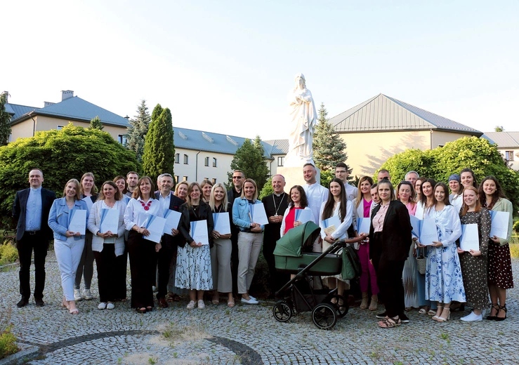 Absolwenci z bp. Markiem Solarczykiem i ks. Krzysztofem Bochniakiem. 
