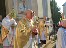 W procesji eucharystycznej monstrancję niósł ks. inf. Stanisław Pindera, a relikwiarz – ks. Stanisław Rożej, proboszcz parafii.