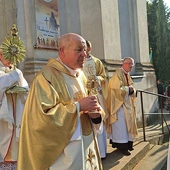 W procesji eucharystycznej monstrancję niósł ks. inf. Stanisław Pindera, a relikwiarz – ks. Stanisław Rożej, proboszcz parafii.