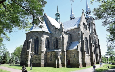 Kościół został wybudowany ze składek kolejarzy.