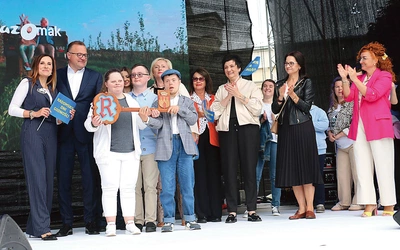 Klucze do bram miasta przekazali jego włodarze.