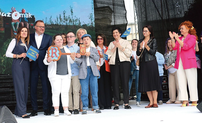 Klucze do bram miasta przekazali jego włodarze.