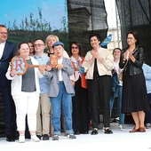 Klucze do bram miasta przekazali jego włodarze.