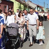 Wspólna obecność dzieci, rodziców i dziadków manifestowała wyznawane wartości.