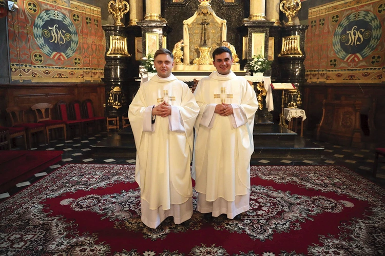 Ks. Dariusz Cichoń (z prawej) pochodzi z parafii pw. św. Michała Archanioła w Spiach, a ks. Łukasz Michalczyk – z parafii pw. św. Jana Chrzciciela w Janowie Lubelskim.