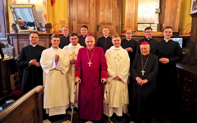 Neoprezbiterzy i diakon  po liturgii święceń.