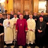 Neoprezbiterzy i diakon  po liturgii święceń.