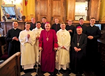 Neoprezbiterzy i diakon  po liturgii święceń.