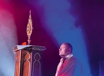 Kulminacyjnym punktem wydarzenia była adoracja Najświętszego Sakramentu, którą poprowadził ks. Mateusz Kulig.