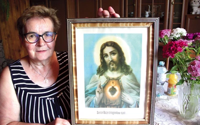 Pani Alicja  należy do oddziału Arcybractwa Straży Honorowej Najświętszego Serca Pana Jezusa w Łęgu Tarnowskim.  Na zdjęciu z obrazem ofiarowanym jej przez proboszcza w dniu jej ślubu 44 lata temu.