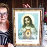 Pani Alicja  należy do oddziału Arcybractwa Straży Honorowej Najświętszego Serca Pana Jezusa w Łęgu Tarnowskim.  Na zdjęciu z obrazem ofiarowanym jej przez proboszcza w dniu jej ślubu 44 lata temu.