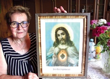 Pani Alicja  należy do oddziału Arcybractwa Straży Honorowej Najświętszego Serca Pana Jezusa w Łęgu Tarnowskim.  Na zdjęciu z obrazem ofiarowanym jej przez proboszcza w dniu jej ślubu 44 lata temu.