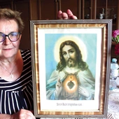 Pani Alicja  należy do oddziału Arcybractwa Straży Honorowej Najświętszego Serca Pana Jezusa w Łęgu Tarnowskim.  Na zdjęciu z obrazem ofiarowanym jej przez proboszcza w dniu jej ślubu 44 lata temu.