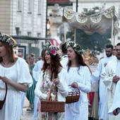 Procesję o zachodzie słońca Traktem Królewskim po raz drugi zorganizowali młodzi z duszpasterstw i wspólnot Warszawy.