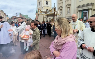 Abp Adrian Galbas zachęcał, by całe nasze życie było procesją,  w której będzie można rozpoznać obecnego w nas żywego Boga.