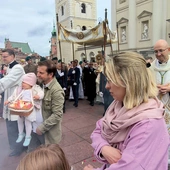 Abp Adrian Galbas zachęcał, by całe nasze życie było procesją,  w której będzie można rozpoznać obecnego w nas żywego Boga.