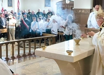 Po liturgii  słowa  bp Romuald Kamiński namaścił olejem i okadził ołtarz.