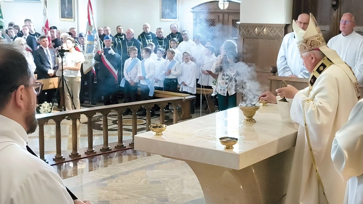 Po liturgii  słowa  bp Romuald Kamiński namaścił olejem i okadził ołtarz.