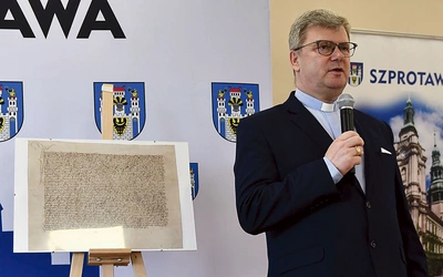 Ks. Robert Kufel,  dyrektor diecezjalnego archiwum.