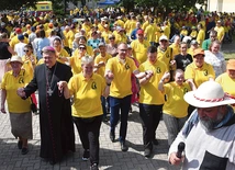 „Trwali jednomyślnie…” – to hasło tegorocznej pielgrzymki, w której wzięło udział blisko tysiąc osób m.in. z domów pomocy społecznej, warsztatów terapii zajęciowej, wspólnot Wiara i Światła czy Centrum Ochotników Cierpienia. Spotkanie przygotowało diecezjalne duszpasterstwo chorych i służby zdrowia z kapelanem ks. Tomaszem Duszczakiem na czele.
