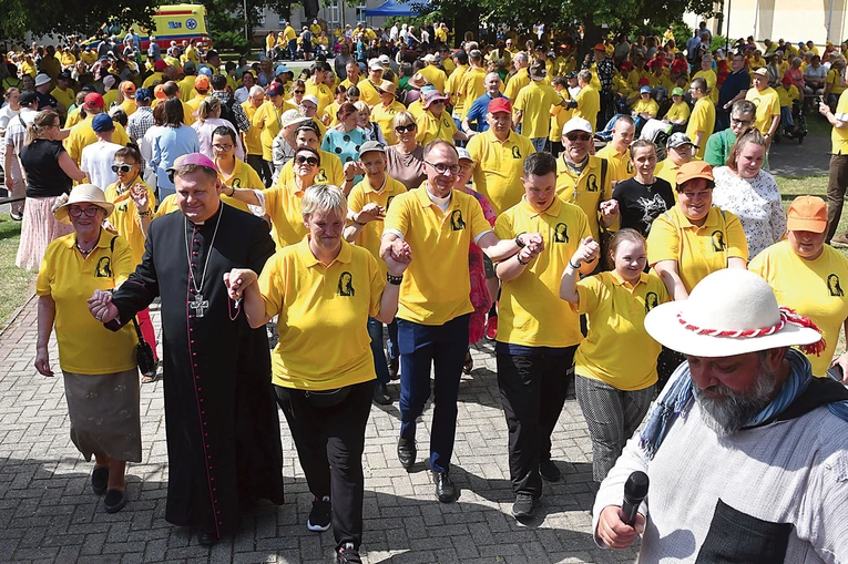 „Trwali jednomyślnie…” – to hasło tegorocznej pielgrzymki, w której wzięło udział blisko tysiąc osób m.in. z domów pomocy społecznej, warsztatów terapii zajęciowej, wspólnot Wiara i Światła czy Centrum Ochotników Cierpienia. Spotkanie przygotowało diecezjalne duszpasterstwo chorych i służby zdrowia z kapelanem ks. Tomaszem Duszczakiem na czele.