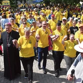 „Trwali jednomyślnie…” – to hasło tegorocznej pielgrzymki, w której wzięło udział blisko tysiąc osób m.in. z domów pomocy społecznej, warsztatów terapii zajęciowej, wspólnot Wiara i Światła czy Centrum Ochotników Cierpienia. Spotkanie przygotowało diecezjalne duszpasterstwo chorych i służby zdrowia z kapelanem ks. Tomaszem Duszczakiem na czele.