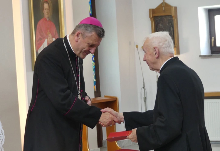Księża w nowych parafiach - dekrety nominacyjne rozdane