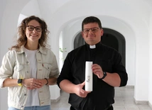 Ks. Paweł Krasiński i Karolina Majchrzak będą posługiwać na rekolekcjach oazowych.