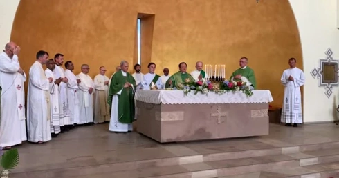 Niezwykły śpiew modlitwy eucharystycznej podczas liturgii neokatechumenalnej 