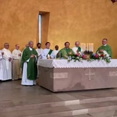 Niezwykły śpiew modlitwy eucharystycznej podczas liturgii neokatechumenalnej 