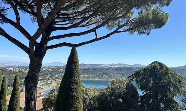 W pałacowych ogrodach Castel Gandolfo